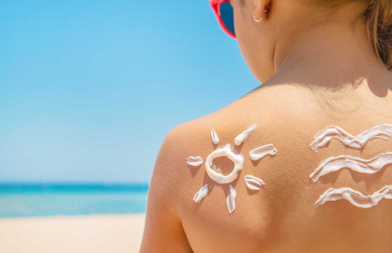 Спф нового поколения. Солнцезащитный крем на коже. Реклама солнцезащитного крема креативная. Солнцезащитный крем на шрам. Солнцезащитный крем креатив.